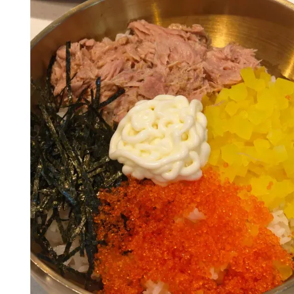 Arroz coreano a base de atún y tobiko